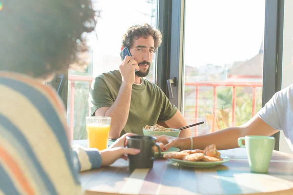 Groep Vrienden Ontbijten Samen Nieuw Huis — Stockfoto