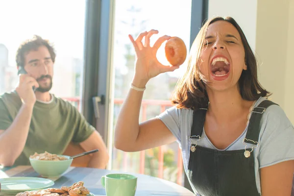 Grupo Amigos Desayunando Juntos Casa Nueva — Foto de Stock