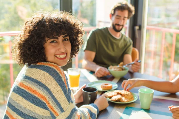 Groep Vrienden Ontbijten Samen Nieuw Huis — Stockfoto