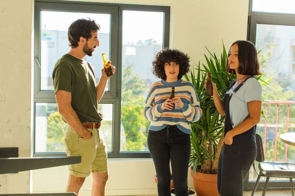 Grupo Amigos Bebiendo Cervezas Relajados Felices Casa Nueva —  Fotos de Stock