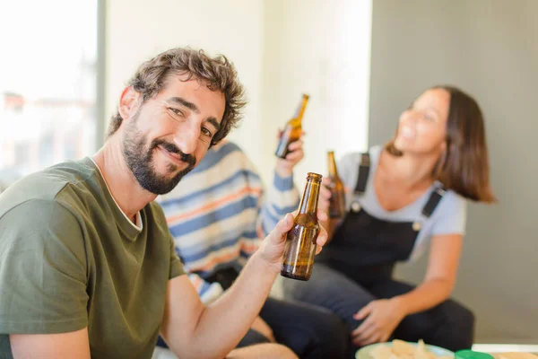 Ομάδα Φίλων Πίνοντας Μπύρες Χαλαρή Και Ευτυχισμένη Στο Νέο Σπίτι — Φωτογραφία Αρχείου