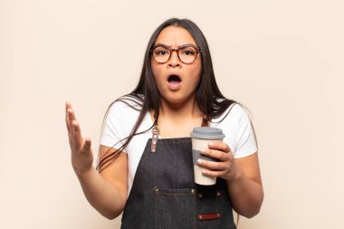 Genç Latin kadın son derece şaşırmış, şaşırmış, endişeli ve paniklemiş, stresli ve dehşete kapılmış görünüyor.