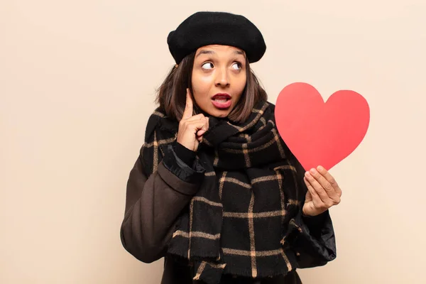 Junge Hübsche Frau Mit Einer Herzkarte — Stockfoto