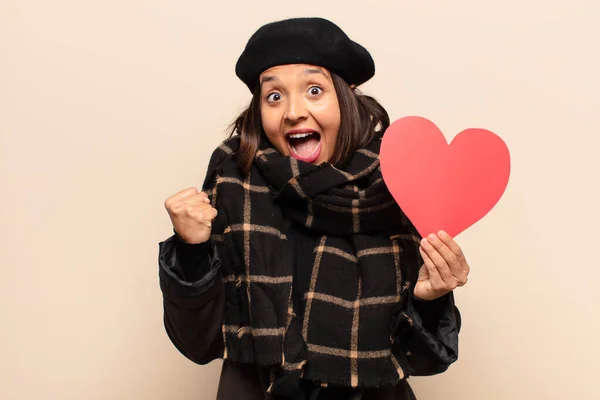 Junge Hübsche Frau Mit Einer Herzkarte — Stockfoto