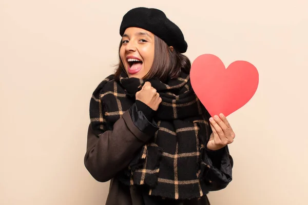 Junge Hübsche Frau Mit Einer Herzkarte — Stockfoto