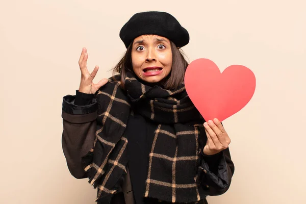 Junge Hübsche Frau Mit Einer Herzkarte — Stockfoto