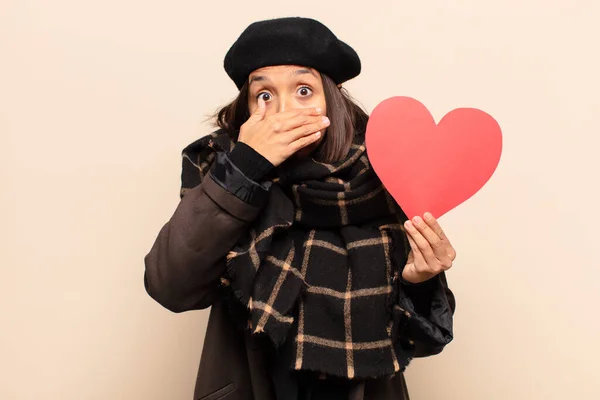 Junge Hübsche Frau Mit Einer Herzkarte — Stockfoto