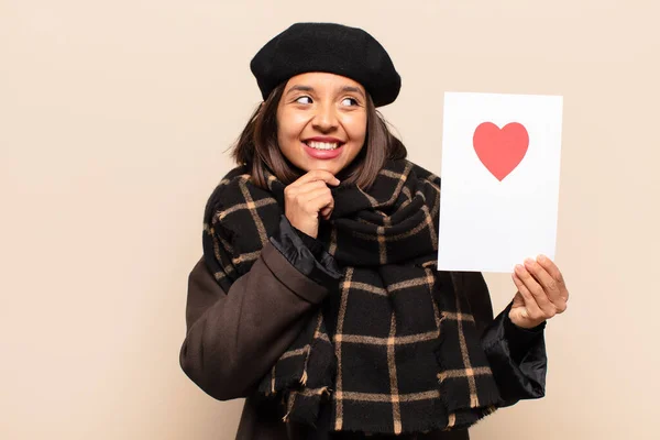 Junge Hübsche Frau Mit Einer Herzkarte — Stockfoto