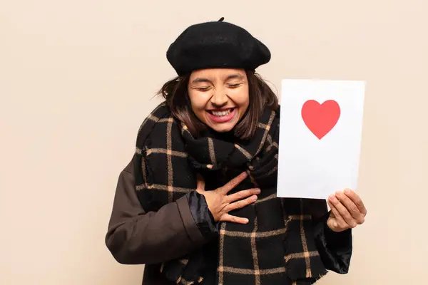 Junge Hübsche Frau Mit Einer Herzkarte — Stockfoto