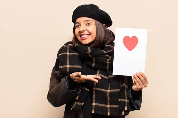 Junge Hübsche Frau Mit Einer Herzkarte — Stockfoto