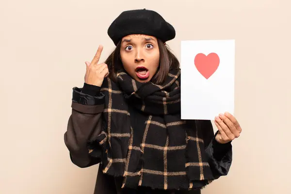 Junge Hübsche Frau Mit Einer Herzkarte — Stockfoto