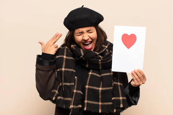 Junge Hübsche Frau Mit Einer Herzkarte — Stockfoto