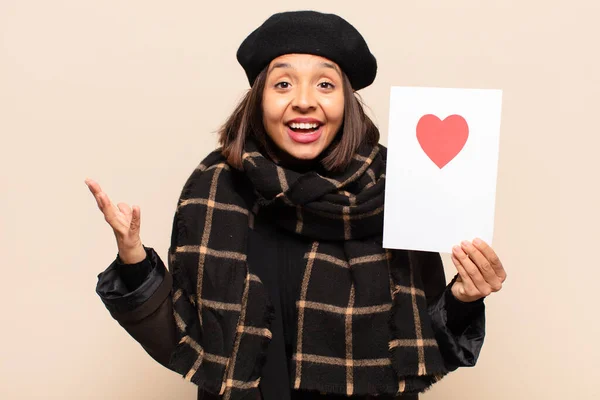 Junge Hübsche Frau Mit Einer Herzkarte — Stockfoto