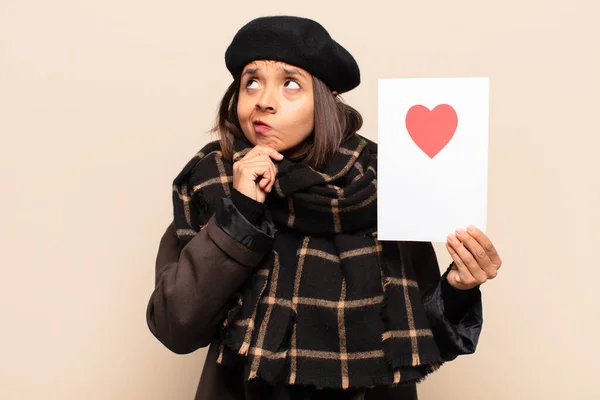 Junge Hübsche Frau Mit Einer Herzkarte — Stockfoto