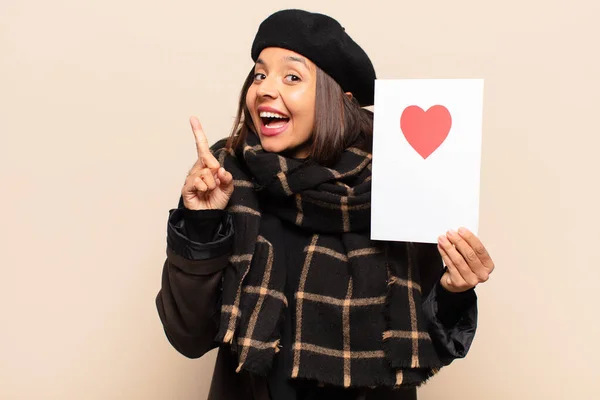 Junge Hübsche Frau Mit Herzzeichen — Stockfoto