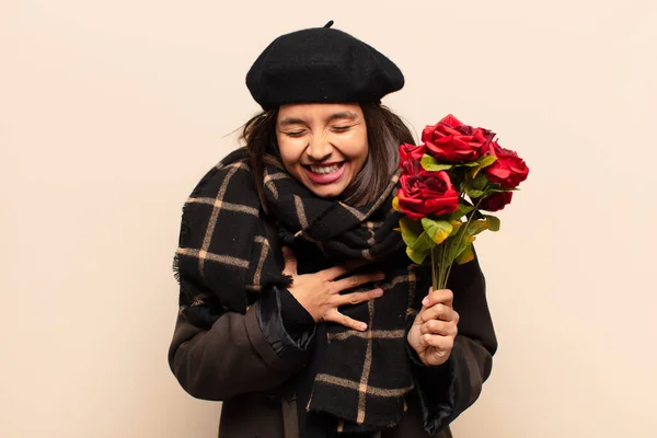 Νεαρή Όμορφη Γυναίκα Κρατώντας Ένα Μπουκέτο Τριαντάφυλλα — Φωτογραφία Αρχείου