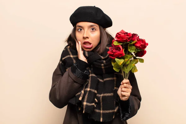 Νεαρή Όμορφη Γυναίκα Κρατώντας Ένα Μπουκέτο Τριαντάφυλλα — Φωτογραφία Αρχείου