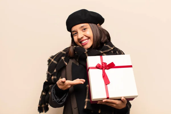 Joven Bonita Mujer Sosteniendo Regalo — Foto de Stock