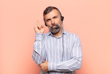 Yetişkin ve yakışıklı bir adam, harika bir fikri fark ettikten sonra parmağını havaya kaldırıp 