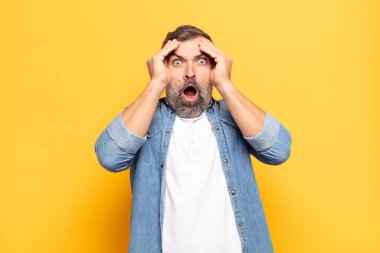 Yetişkin, yakışıklı bir adam dehşete kapılmış ve şok olmuş hissediyor. Bir hata yüzünden el ele tutuşup panikliyor.