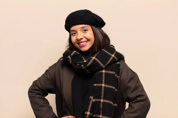 Mujer Hispana Sonriendo Felizmente Con Una Mano Cadera Actitud Confiada — Foto de Stock