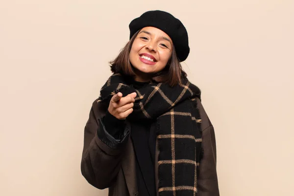 Mulher Hispânica Apontando Para Câmera Com Sorriso Satisfeito Confiante Amigável — Fotografia de Stock