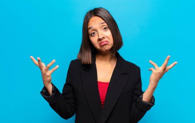 İspanyol kadın mutlu, kibirli, gururlu ve kendini beğenmiş görünüyor. Bir numara gibi hissediyor.