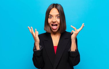 İspanyol kadın mutlu, heyecanlı, şaşırmış ya da şok olmuş hissediyor, gülümsüyor ve hayrete düşüyor.