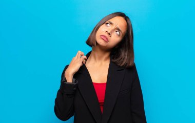 İspanyol kadın kendini stresli, endişeli, yorgun ve hayal kırıklığına uğramış hissediyor.