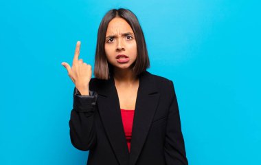 İspanyol kadın şaşkın ve şaşkın hissediyor. Deli, deli ya da aklını kaçırmış olduğunu gösteriyor.