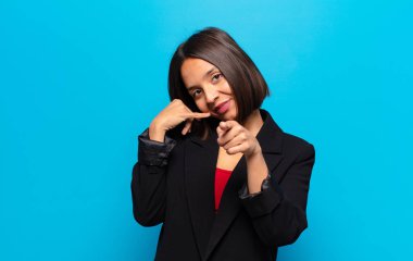 İspanyol kadın neşeyle gülümsüyor ve kamerayı işaret ediyor. Sonra seni arıyor, telefonla konuşuyor.