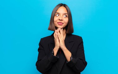 Hispanik kadın gururlu, haylaz ve kibirli. Şeytani bir plan yaparken ya da bir numara düşünürken.