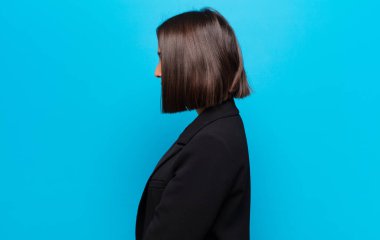 İspanyol kadın profil görünümünde ileriyi kopyalamaya çalışıyor, düşünüyor, hayal ediyor ya da hayal kuruyor.