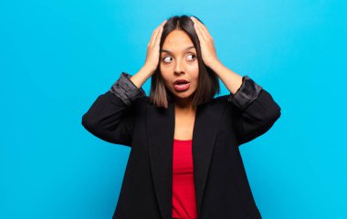 Ağzı açık İspanyol bir kadın korkunç bir hata yüzünden dehşete düşmüş ve şok olmuş görünüyor.