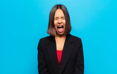 İspanyol kadın agresif bir şekilde bağırıyor, çok kızgın, hayal kırıklığına uğramış, öfkeli ya da sinirli görünüyor, hayır diyor.