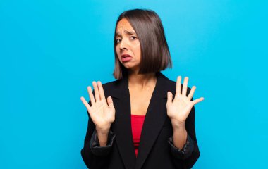 İspanyol kadın gergin, endişeli ve endişeli görünüyor, benim hatam olmadığını söylüyor, yoksa ben yapmadım. 