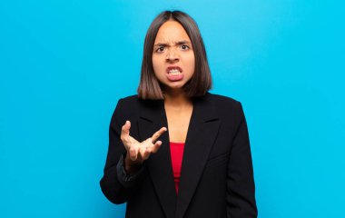 İspanyol kadın sinirli, sinirli ve hayal kırıklığına uğramış görünüyor. Senin neyin var? 