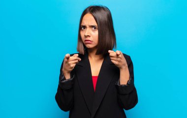 İspanyol kadın kameraya hem parmaklarıyla hem de kızgın bir ifadeyle sana görevini yapmanı söylüyor.