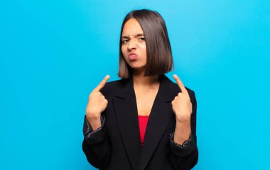 Kötü tavırlı İspanyol bir kadın gururlu ve agresif görünüyor, yukarıyı işaret ediyor ya da elleriyle alay işareti yapıyor.