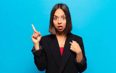 İspanyol kadın gururlu ve şaşırmış hissediyor, kendine güvenen, başarılı bir numara gibi hisseden