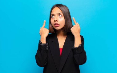 İspanyol kadın konsantre olmuş ve bir fikir üzerinde kafa yoruyor, bir meydan okumaya veya soruna bir çözüm hayal ediyor.