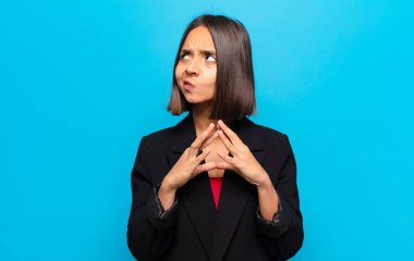 Hispanik kadın entrikalar ve komplolar kuruyor, sinsi hileler ve hileler düşünüyor, kurnazlık ve ihanet