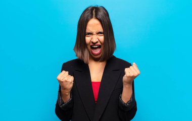 İspanyol kadın zaferle bağırıyor, gülüyor, mutlu ve heyecanlı hissediyor başarıyı kutlarken.