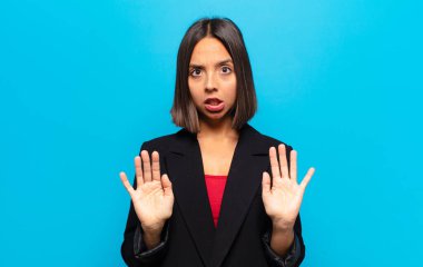 İspanyol kadın sersemlemiş ve korkmuş hissediyor. Korkutucu bir şeyden korkuyor. Elleri açık ve uzak dur diyor.