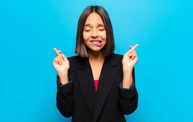 İspanyol kadın gergin ve umutlu, şans diliyor ve dua ediyor.