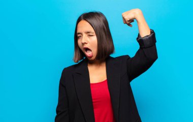 İspanyol kadın kendini mutlu, tatmin olmuş ve güçlü hissediyor, kaslı ve formda, spor salonundan sonra güçlü görünüyor.