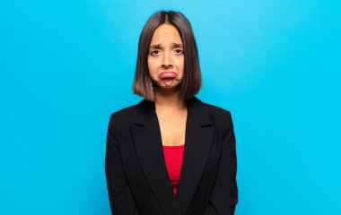 İspanyol kadın üzgün ve stresli. Kötü bir sürpriz yüzünden üzgün. Olumsuz, endişeli bir bakışla.