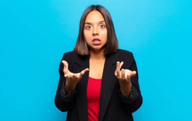 İspanyol kadın aşırı derecede şok olmuş ve şaşırmış, endişeli ve panik içinde, stresli ve dehşete düşmüş bir bakışla