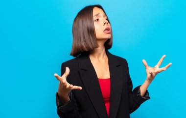 İspanyol kadın opera yapıyor ya da konserde şarkı söylüyor. Romantik, sanatsal ve tutkulu.