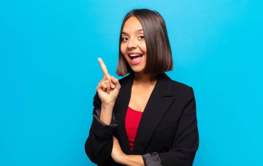 İspanyol kadın bir fikri fark ettikten sonra mutlu ve heyecanlı bir dahi gibi hissediyor, neşeli bir şekilde parmağını kaldırıyor, eureka!